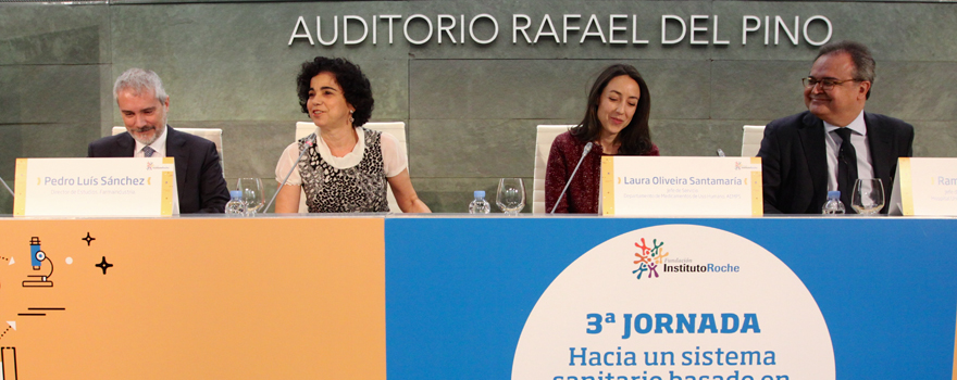 Pedro Luis Sánchez, director de Estudios de Farmaindustria; Encarnación Cruz Martos, subidrectora general de Farmacia de la Consejería de Sanidad de Madrid; Laura Oliveira, jefa de Servicio del departamento de Medicamentos de Uso Humano de la Aemps, y Ramón Colomer, jefe de Oncología del Hospital La Princesa de Madrid.