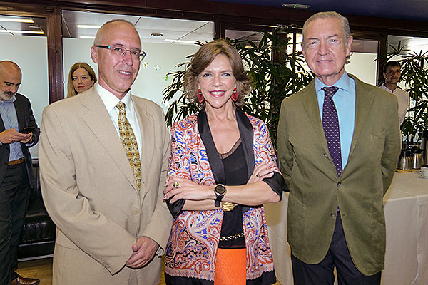Juan Jorge Poveda, director del Área Científica en Cofares; Marta Villanueva y Alberto García, director del Área de Desarollo de Negocio en Cofares. 