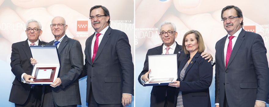 A a izquierda, Manuel Meneses, decano del Colegio de Podólogos de Madrid, recibe la placa de plata; a la derecha, Pilar Costa Zamora recibe el mismo galardón en nombre del Centro de Salud Las Calesas de Usera.
