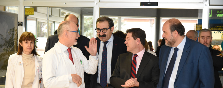 El consejero de Sanidad, Jesús Fernández, y el de Administraciones Públicas, José Luis Guijarro, acompañan a García-Page durante su visita.