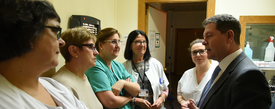 García-Page saluda al personal del Hospital de Albacete.