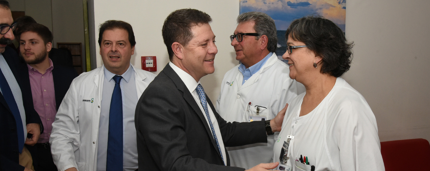 El consejero y el presidente regional saludan a los profesionales del Hospital de Albacete.
