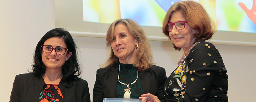 Laura Carrasco y Ana María Marín, directora y presidenta de la Asociación Parkinson Madrid. En el centro, Milagros González Bejar, miembro de la junta directiva de Semergen.  