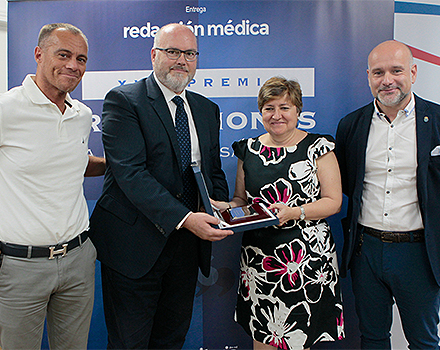 Pedro Alsina recoge el accésit de manos de Esteban Bravo, socio-director de Cícero Comunicación; Aurora García, vocal de Relaciones Institucionales de Semergen, y Luis Mosquera, presidente de la AEIH.