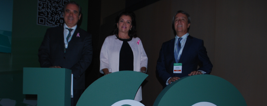 Jesús Aguilar, presidente del Consejo General de Farmacéuticos; Carmen Peña, presidenta de la FIP, y Práxedes Cruz, vicepresidente del Consejo General de Farmacéuticos.