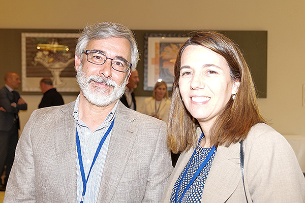 José Luis Poveda, jefe de Farmacia Politécnico La fe; y Reyes Abad, jefa de Servicio de Farmacia Hospital del Hospital Miguel Servet.