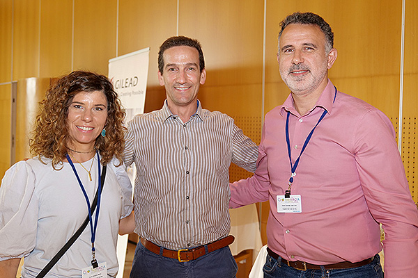 Marta Duero, coordinadora Serivicio Farmacia Sant Joan de Deu; Alberto Frutos, farmacéutico del Hospital Royo Vilanova de Zaragoza; y Joan lluis, cao de la Unidad de Farmacia Oncológica Sant Joan de Deu.