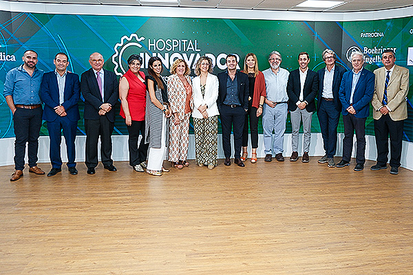 Foto de familia de los ponentes de la Jornada Hospital Innovador centrada en el Virgen de la Victoria.