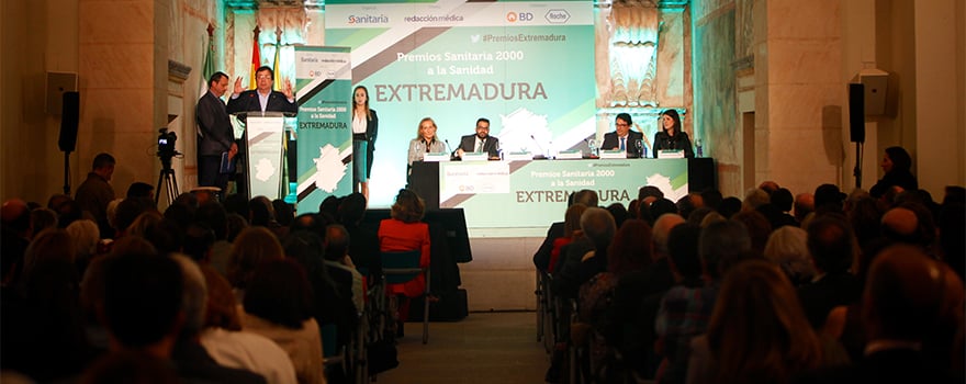 Un momento de la intervención de Fernández Vara clausurando los Premios Sanitaria 2000 a la Sanidad de Extremadura.