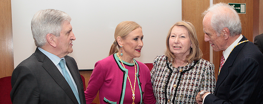 Enrique Porres, consejero delegado de Asisa, charla con la presidenta Cifuentes y el presidente tras el acto.