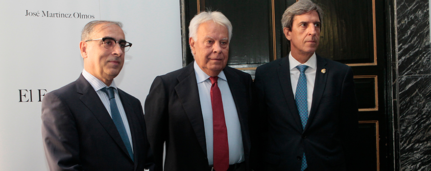 José Martínez Olmos, portavoz de Sanidad del PSOE en el Senado; Felipe González, expresidente del Gobierno; y Miguel Ángel Sánchez Chillón, presidente del Colegio de Médicos de Madrid.