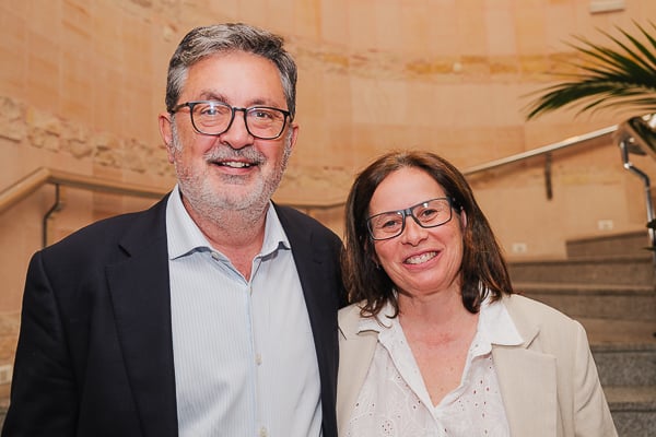 Felix Yaboles, director general de GE Healthcare Pharmaceutical Diagnostics; y Mónica Penedo, sells manager de GE Healthcare Pharmaceutical Diagnostics