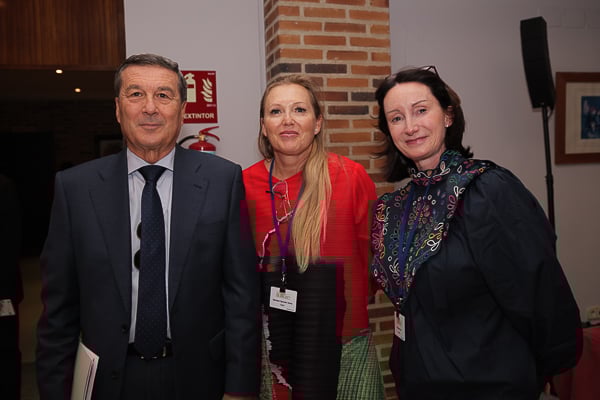 Marciano Gómez, Montse López, gerente de Acceso al Mercado de Abbott; y Sarah Christiaanse, directora general.