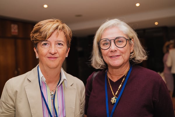 Mercedes Navío, Gerente Asistencial de Hospitales del Servicio Madrileño de Salud; y Nuria de Diego, directora de Área de Ventas de Abex.
