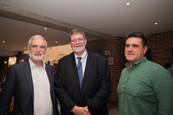Aquilino Alonso, director Gerente del Servicio Asturiano de Salud; Jesús Alfredo Martínez, director gerente del Servicio Navarro de Salud-Osasunbidea; y Javier de la Puente, jefe de prensa de la Consejería de Salud de Asturias.