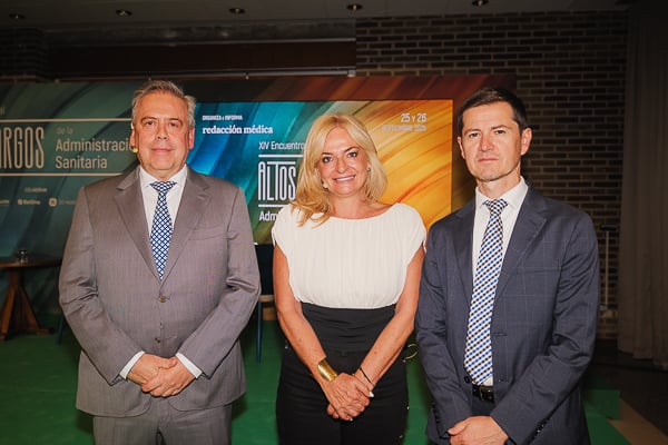 Antonio Gómez Caamaño, Esther Monzón y Óscar López, director de Redacción Médica.