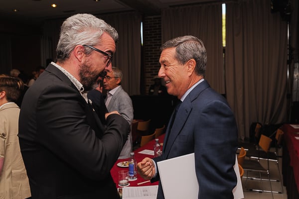 Javier Padilla saluda a Marciano Gómez.