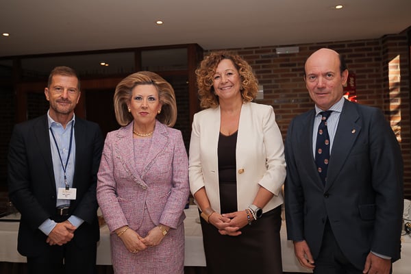 David Aguilar, responsable de Acceso al Mercado en Castilla y León y Cantabria; María Jesús Violeta Martínez Pindado, directora Gerente de la Gerencia Regional de Salud del Servicio de Salud de Castilla y León; Silvia Fernández, directora general de Asistencia Sanitaria y Humanización de Castilla y León; y Jesús García Cruces.