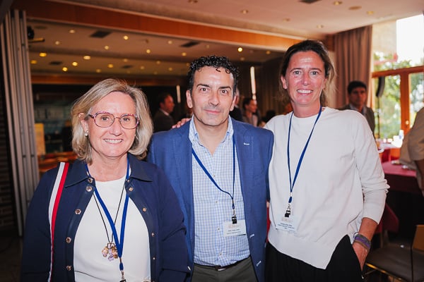 Ana Castillo, directora gerente del Servicio Aragonés de Salud; Carlos Antón, director del Centro de Transformación Digital y Logística del Servicio Aragonés de Salud; y Elena Gonzalvo.