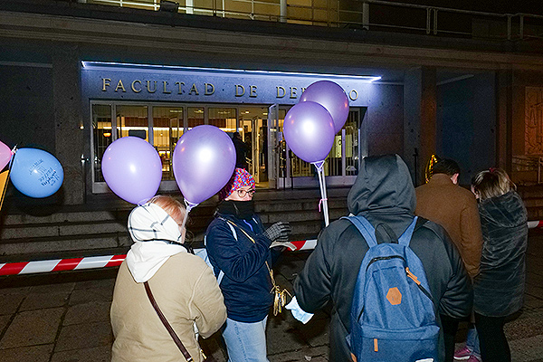 Globos y confeti han reinado a las puertas de la Facultad de Derecho. 