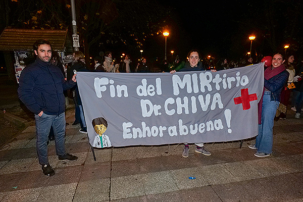 Decenas de personas han acudido a recibir a los aspirantes tras finalizar el examen MIR.