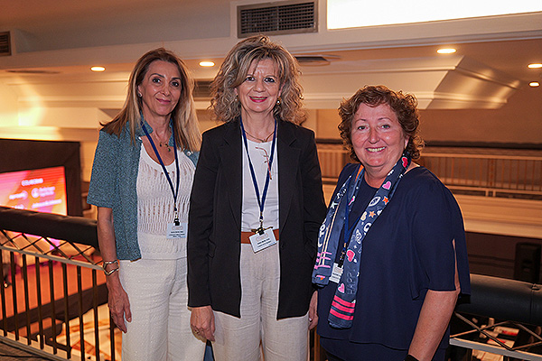 Helena Sánchez, representante de la CEMS; Elvira Velasco, diputada del PP y vicepresidenta Segunda de la Comisión de Sanidad del Congreso; y Esperanza Reynal, vocal de la Comisión de Sanidad del Congreso de los Diputados.