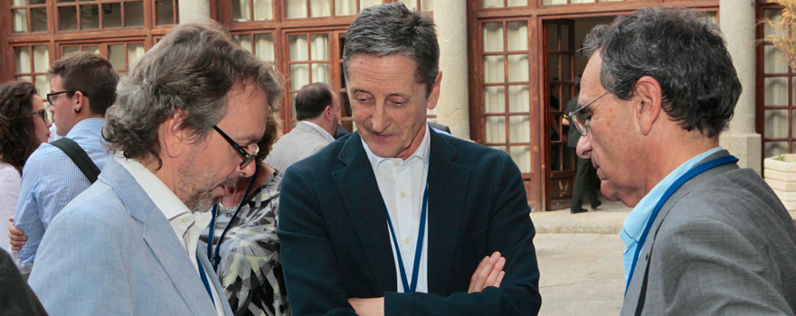 Ángel Bajils, Alberto Capelastegui y  José Luis Lobo Beristain, jefe del Servicio de Neumología del Hospital Universitario de Álava.