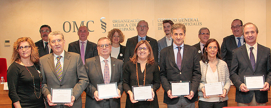 Premiados y representantes del Foro de Atención Primaria posan para la foto de familia.