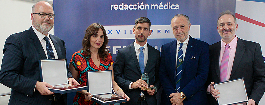 El ganador del Premio Reflexiones y el presidente de Sanitaria 2000, Eduardo López-Collazo y Jose María Pino (en el centro), junto a los galardonados con los tres accésits: Pedro Alsina (izquierda), Amelia Amezcua y Raúl Piedra.