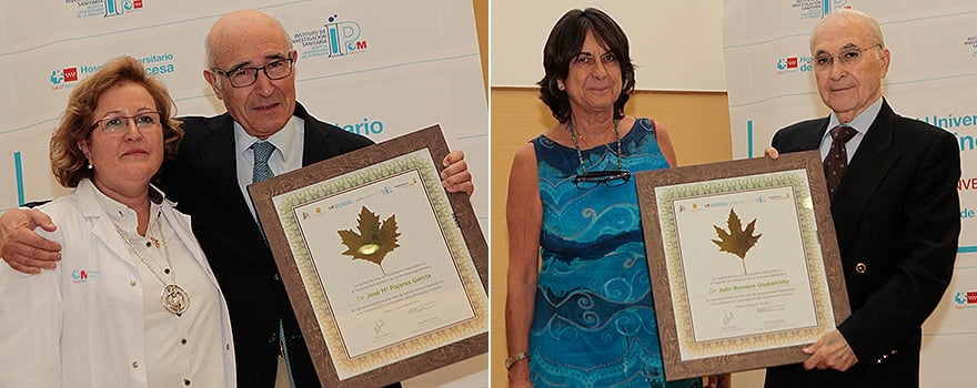 En la imagen de la izquierda, José María Pajares, exjefe de Servicio de Aparato Digestivo del Hospital Universitario La Princesa, recibe el premio de manos de María Luisa García Buey, adjunta del Servicio de Aparato Digestivo. En la imagen de la derecha, Carmen Suárez, jefe de Servicio de Medicina Interna de la Princesa , entrega el reconocimiento a Julio Romero, exjefe de Servicio de Medicina Interna del centro.