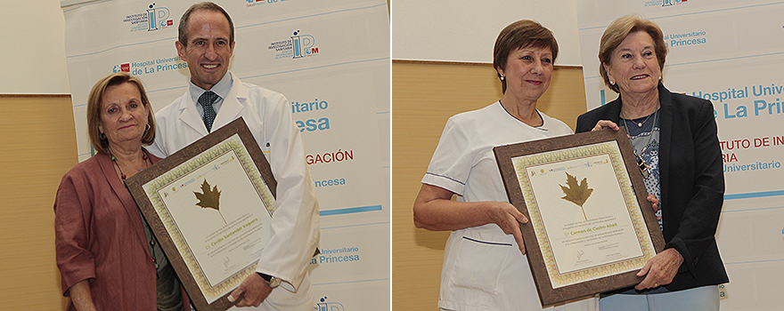 A la izquierda, Mercedes Santamaría, exjefa de Atención al Paciente de La Princesa, entrega el premio a Cecilio Santander, jefe de Servicio de Aparato Digestivo del centro. A la derecha, Carmen de Castro, supervisora de Urgencias de La Princesa, recibe la mención de manos de Esperanza San Esteban, enfermera jubilada del hospital.