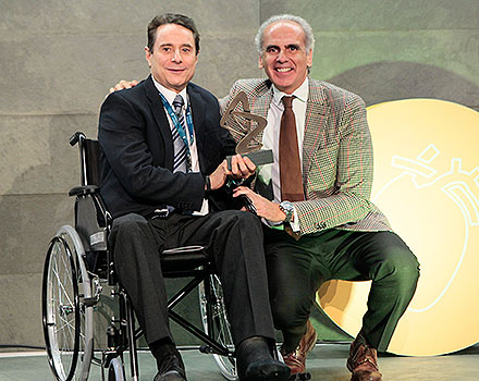El Premio Honorífico a la Excelencia en la Trayectoria Científico, Miguel Martín Jiménez, recoge el galardón de manos del consejero Ruiz Escudero.