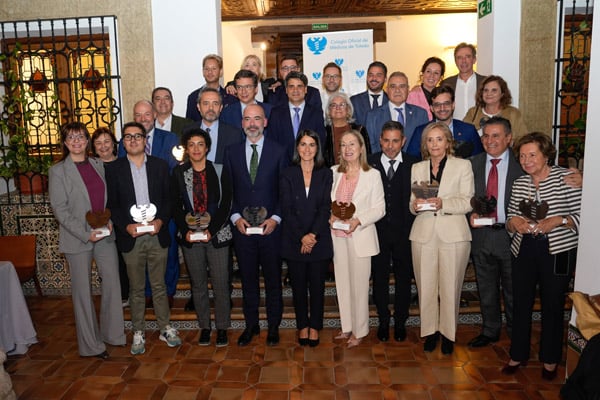 Foto de familia de los premiados.