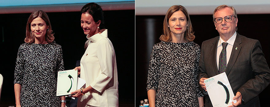 Lamas entrega el premio a María José Arregui, vicepresidenta de la Fundación Luzón y Francisco del Busto, consejero de Sanidad de Asturias.