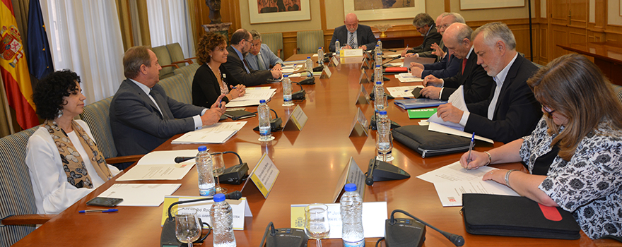 Un momento de la reunión entre médicos y enfermeros con Dolors Montserrat, ministra de Sanidad, como anfitriona.