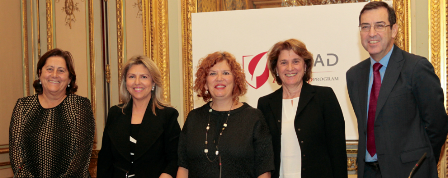 María Buti, vicepresidenta de la AEEH; María Río, directora general de Gilead; Belén Borstein,subdirectora General de Evaluación y Fomento de la Investigación del Instituto de Salud Carlos III; María Jesús Téllez, responsable de Formación de Gesida, y Ramón García Sanz, vicepresidente de la SEHH. 