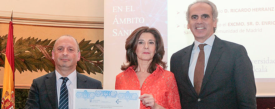 PiRicardo Herranz y Rosa Capilla, del Hospital Univeristario Puerta de Hierro,  recogen el premio en la categoría de Gestión Sanitaria y Farmacia Hospitalaria de manos del consejero de Sanidad.
