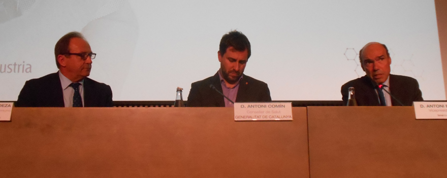 José Javier Castrodeza, secretario general de Sanidad;Antoni Comín, consejero de Salud de Cataluña, y Antoni Esteve, vicepresidente de Farmaindustria.