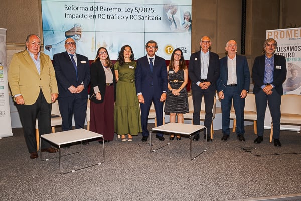 Foto de familia de los ponentes de la jornada.