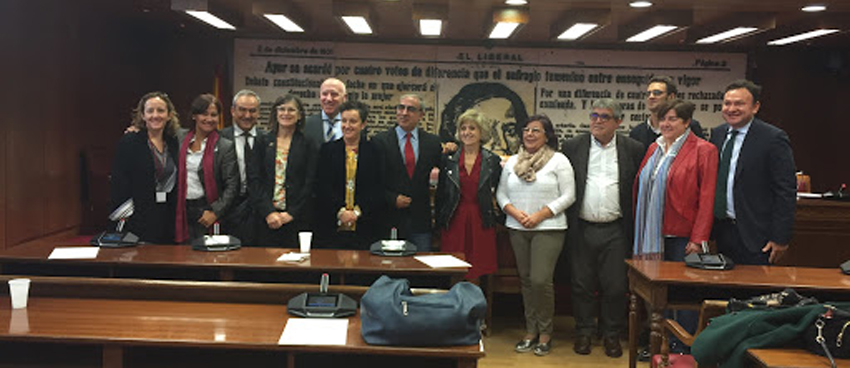 Eloísa del Pino, directora de Gabinete de la ministra; Marta Natividad, directora de la Aecosan; Julio Bruno, jefe de Gabinete de la Secretaría de Sanidad; Pilar Aparicio, directora general de Salud Pública; Faustino Blanco, secretario general de Sanidad; María Fernández, senadora del PSOE, José Martínez Olmos, portavoz de Sanidad del PSOE en el Senado; la ministra María Luisa Carcedo; Ana María Pérez, senadora del PSOE; Modesto Pose, senador del PSOE ;Jaime Prats, director de Comunicación del Ministerio de Sanidad. 