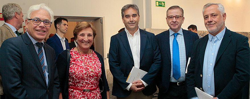 Jesús María Fernández, portavoz del PSOE en la Comisión de Sanidad del Senado; María Luisa Leal, Manuel Cascos, Jorge Andrada, presidente del Colegio de Enfermería de Madrid; y Víctor Aznar.  