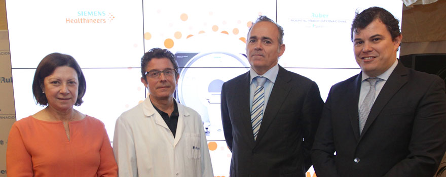 Leticia del Moral, directora de Asistencia, Calidad e Innovación de Quirónsalud; Juan Álvarez-Linera, especialista en Neurorradiología de Ruber Internacional; Manuel Conde, director gerente de Ruber Internacional; y Alberto Martínez, director de la División Imagen y Terapia de Siemens Healthineers.