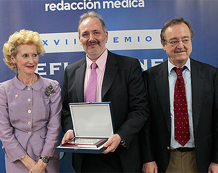 Raúl Piedra recoge el reconocimiento de manos de Pilar Fernández, vicepresidenta del Consejo General de Enfemería, y Carlos Macaya, presidente de la Fundación Española del Corazón.