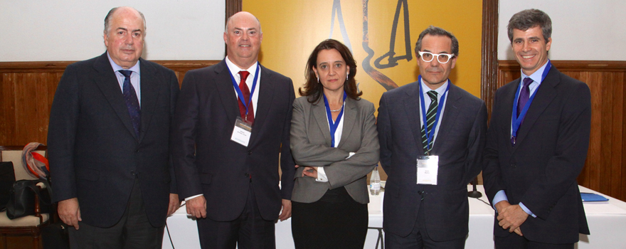 Ricardo De Lorenzo, presidente de la Asociación Española de Derecho Sanitario; Alberto de Rosa, consejero delegado de Ribera Salud; Rosa Vidal, socia-directora de Broseta Abogados; Javier Molina, socio de Cuatrecasas Gonçalvez Pereira; y Adolfo Fernández-Valmayor, presidente del IDIS.