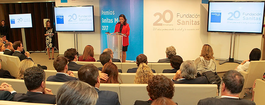 Mónica Paramés da la bienvenida al acto del 20 aniversario de la Fundación Sanitas. 