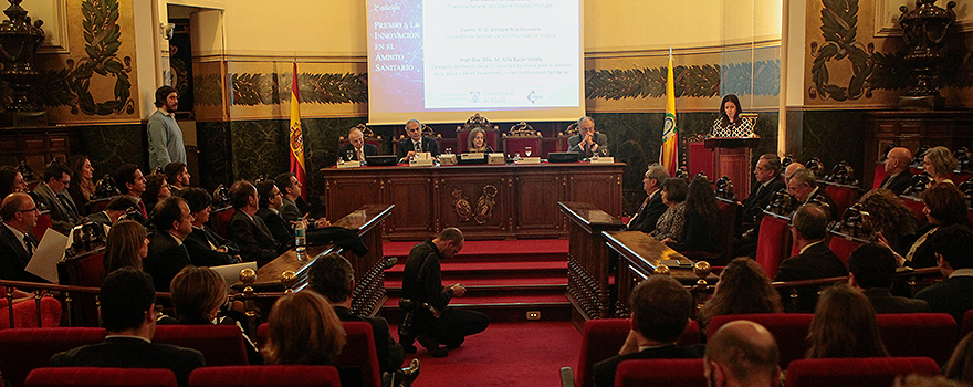 Aspecto del salon de actos de la Academia durante un momento del acto.