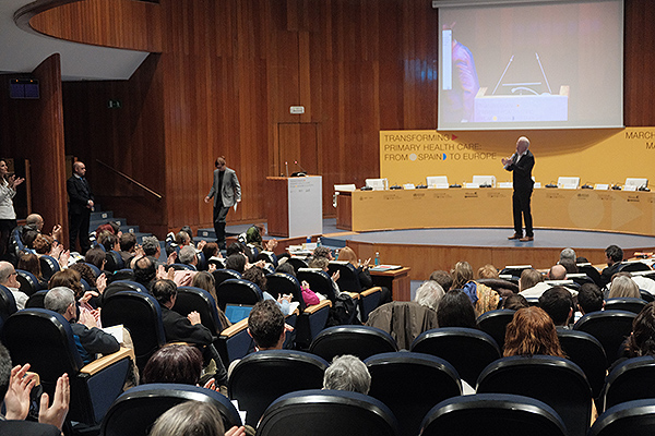 Aspecto de la sala durante la intervención de Mónica García.