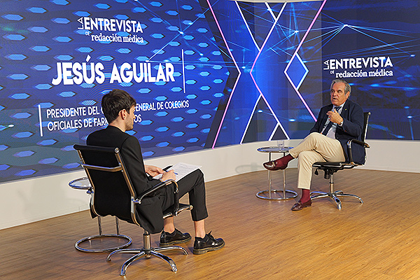 Jesús Aguilar, presidente del Consejo General de Colegios Oficiales de Farmacéuticos, durante la entrevista en el plató de 'Redacción Médica'.