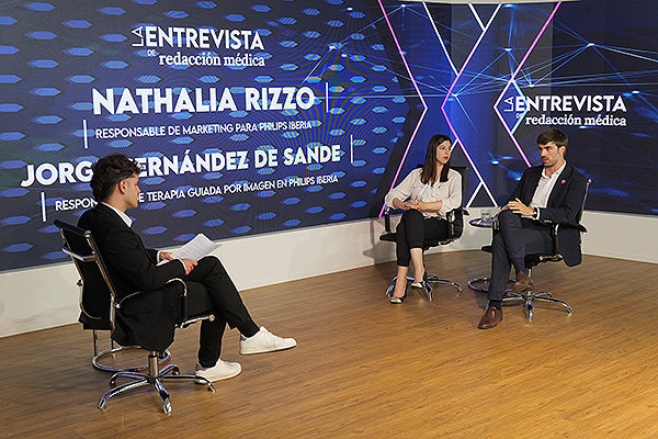 Un instante de la entrevista a Nathalia Rizzo y Jorge Hernández de Sande.