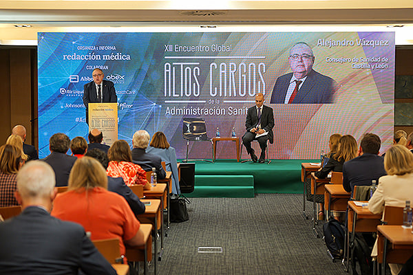 Alejandro Vázquez pronuncia su discurso inaugural ante los asistentes al encuentro.